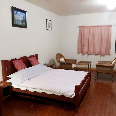 Minine Guesthouse Silang エクステリア 写真
