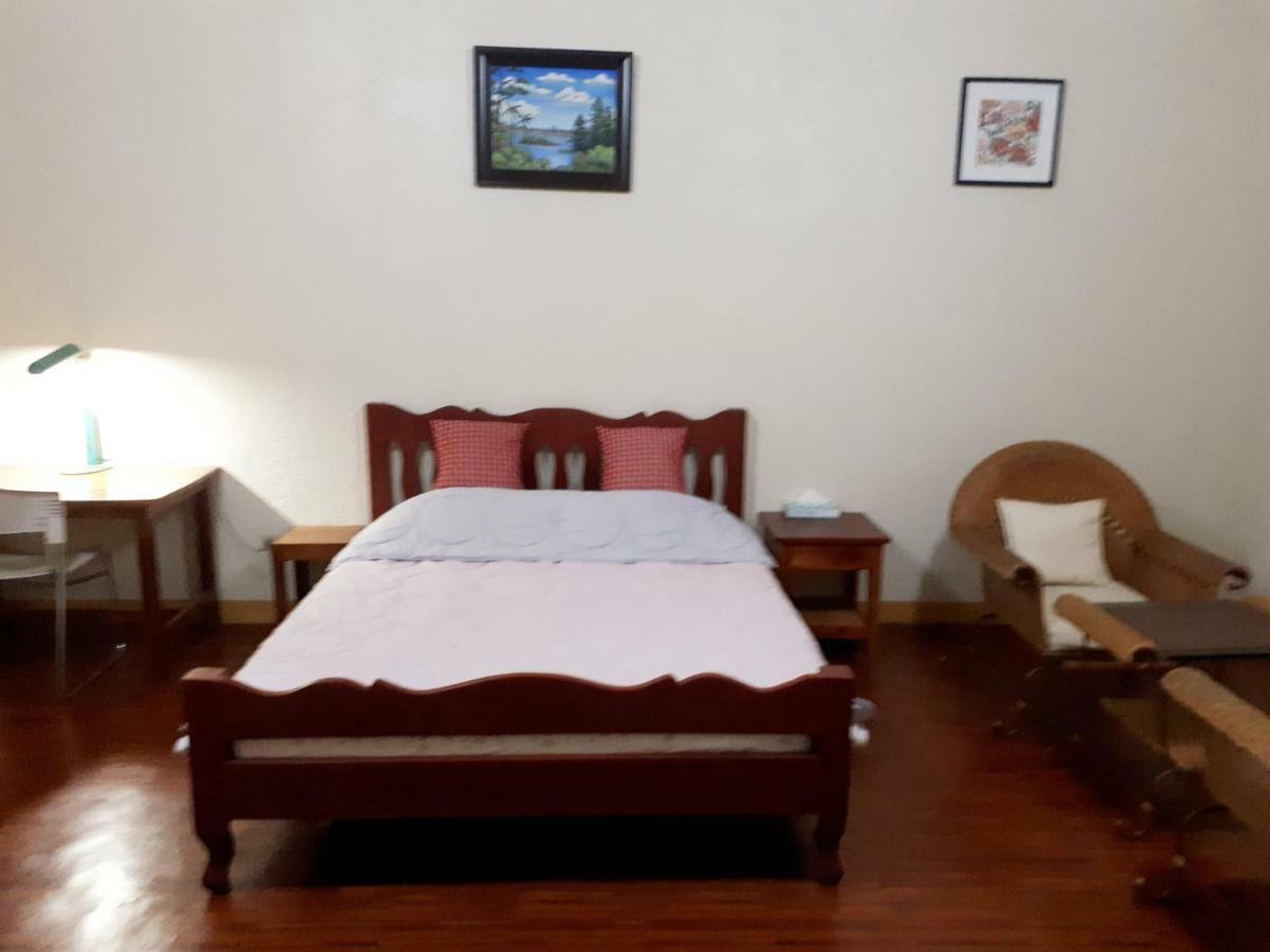 Minine Guesthouse Silang エクステリア 写真
