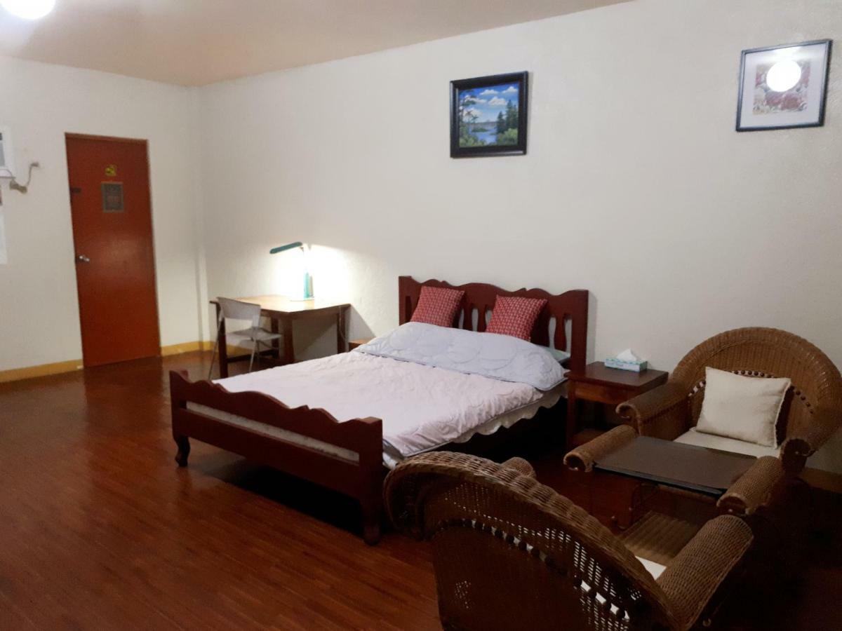 Minine Guesthouse Silang エクステリア 写真