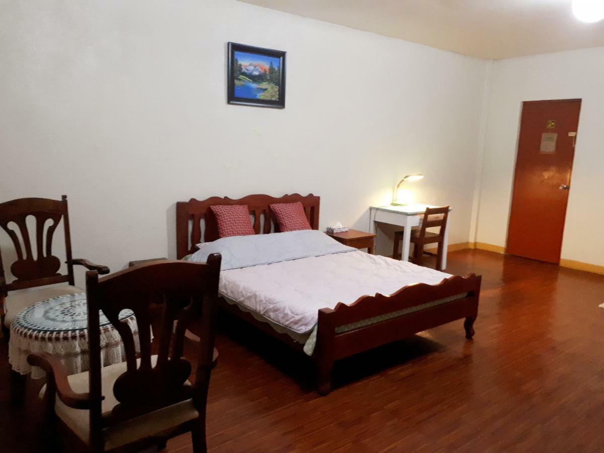 Minine Guesthouse Silang エクステリア 写真