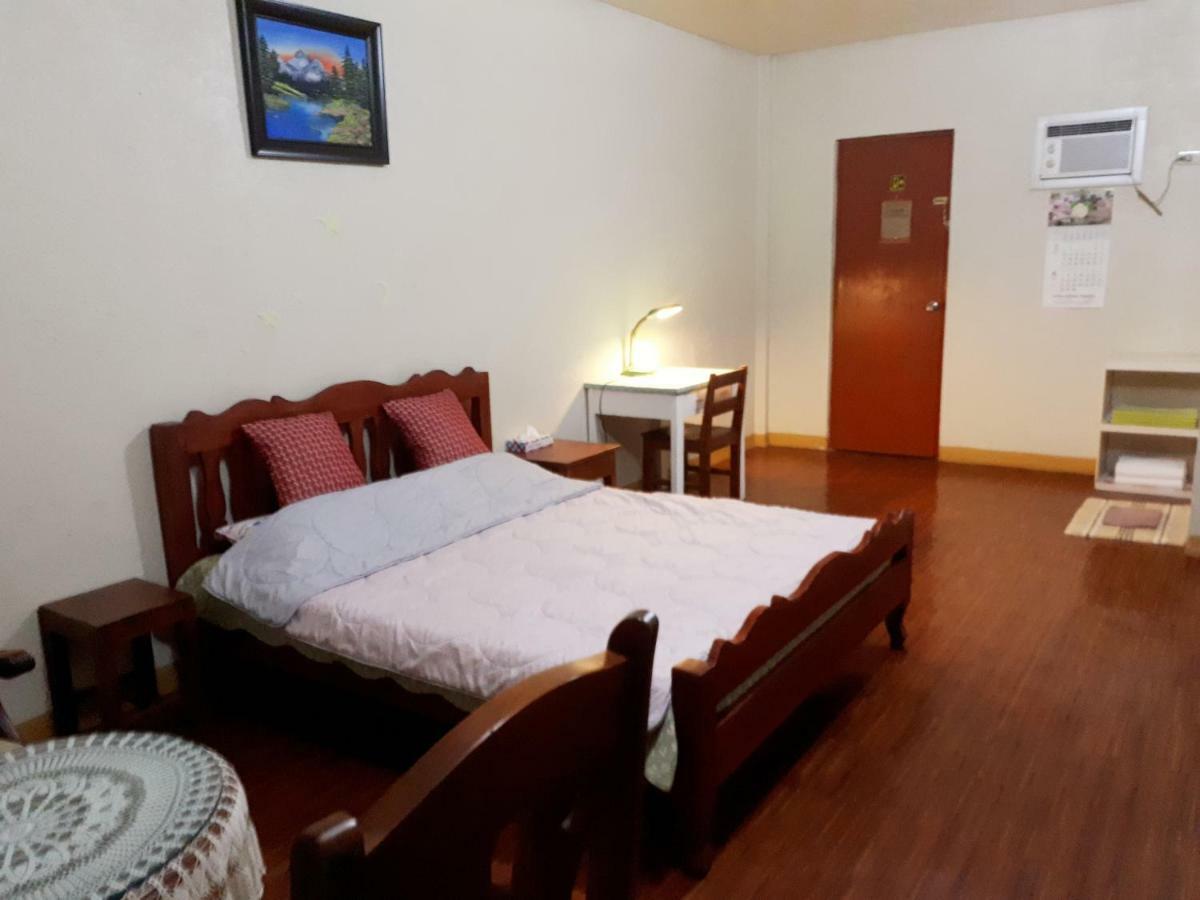 Minine Guesthouse Silang エクステリア 写真