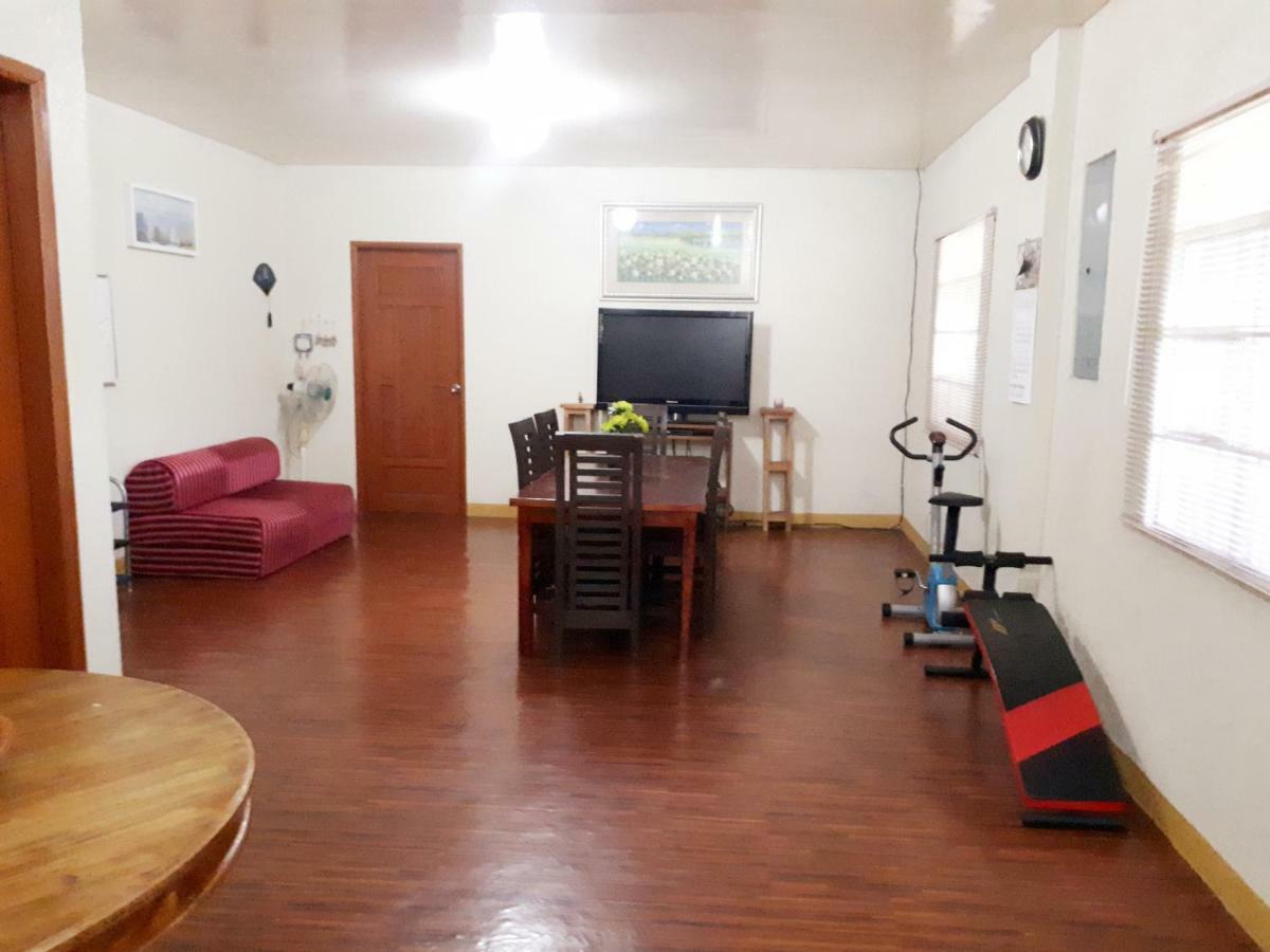 Minine Guesthouse Silang エクステリア 写真