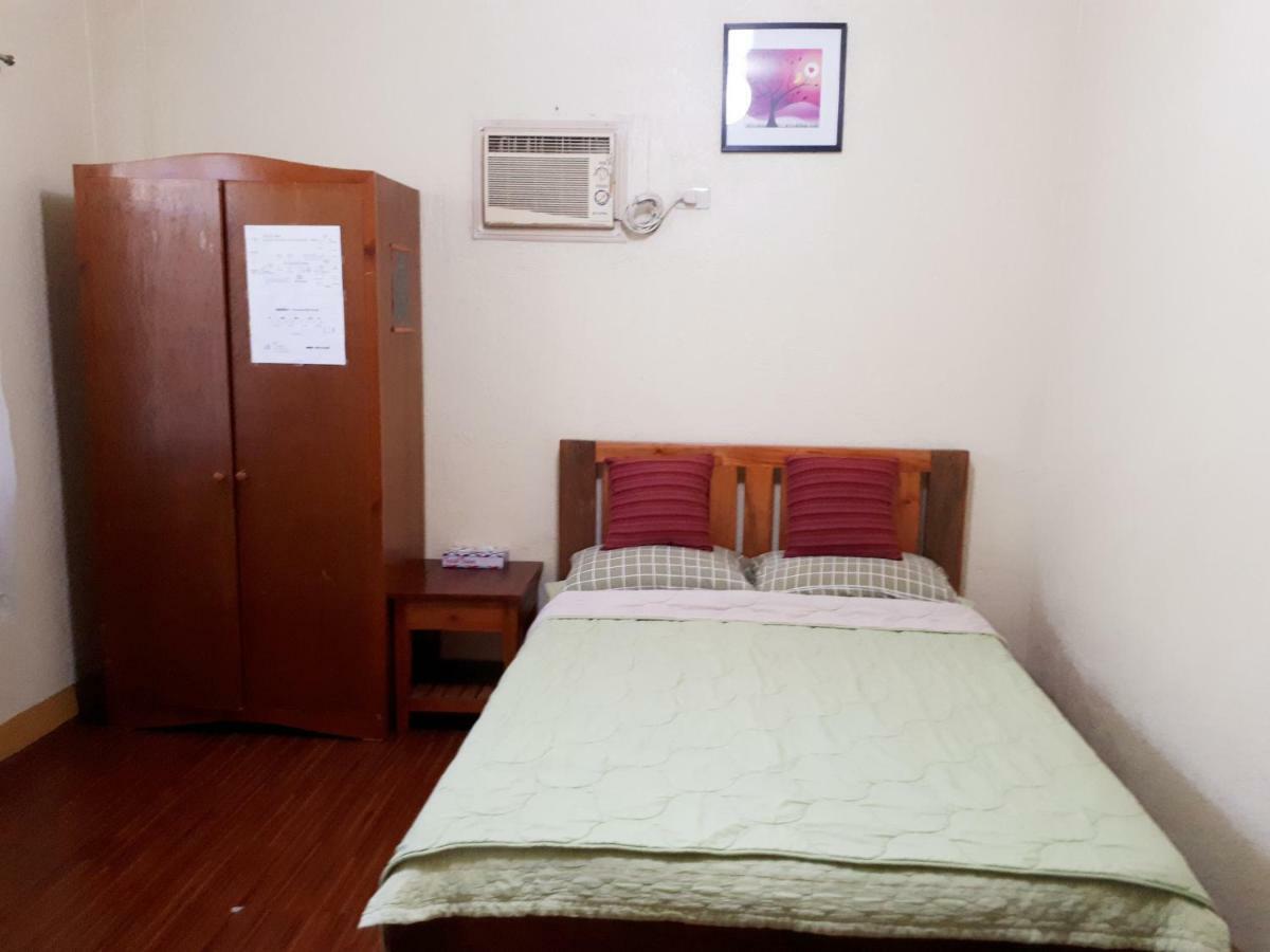 Minine Guesthouse Silang エクステリア 写真