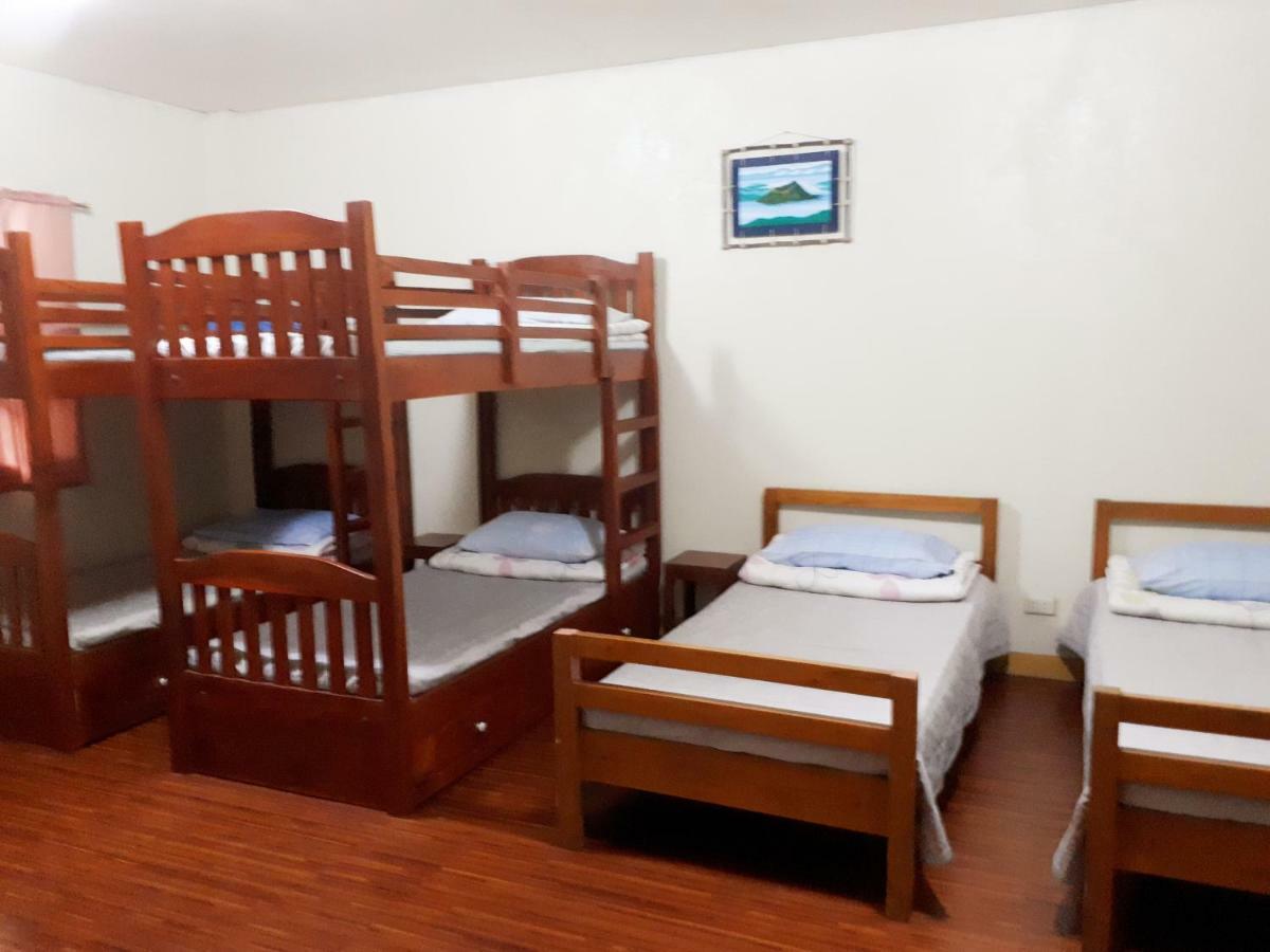 Minine Guesthouse Silang エクステリア 写真