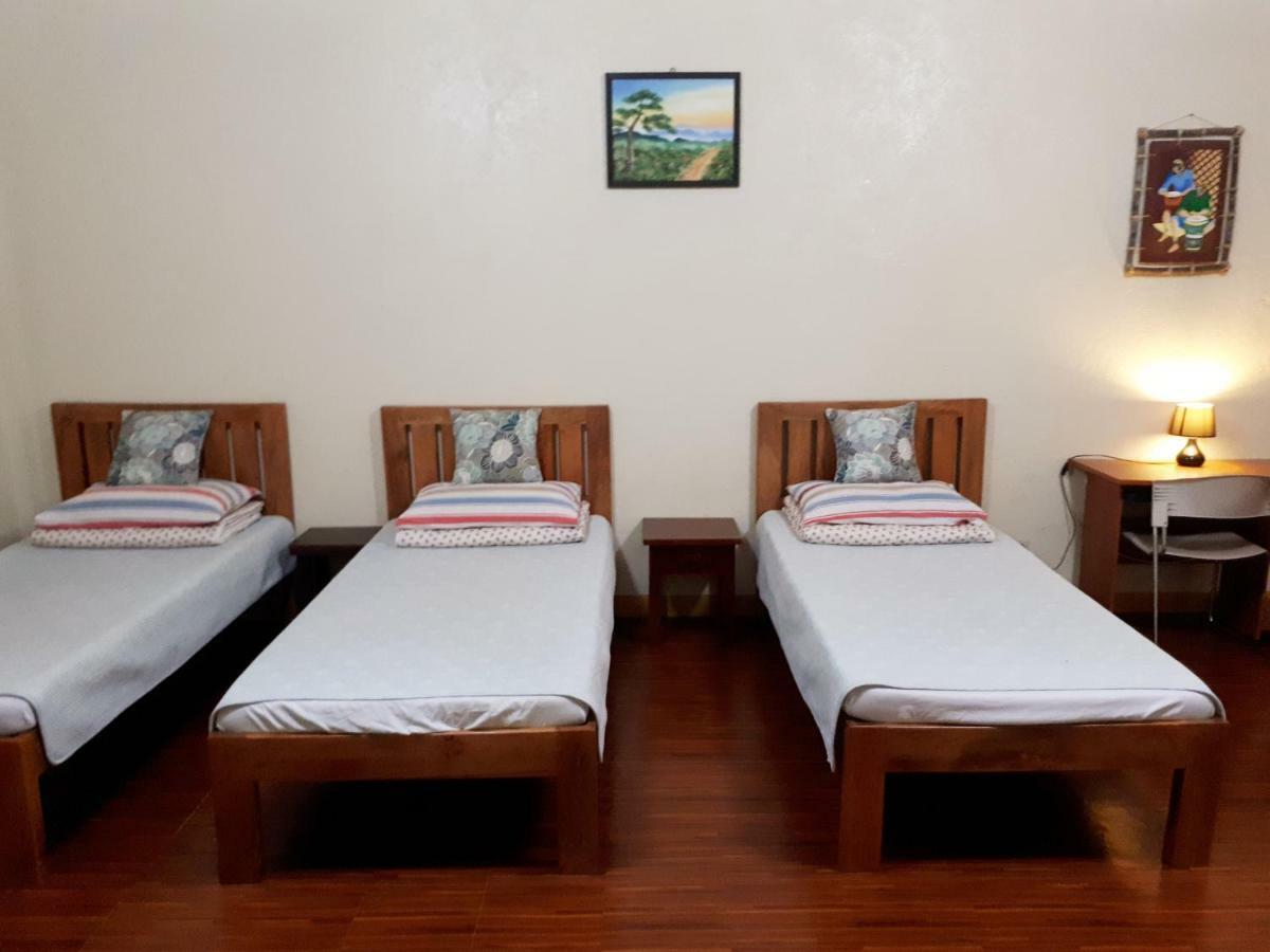 Minine Guesthouse Silang エクステリア 写真