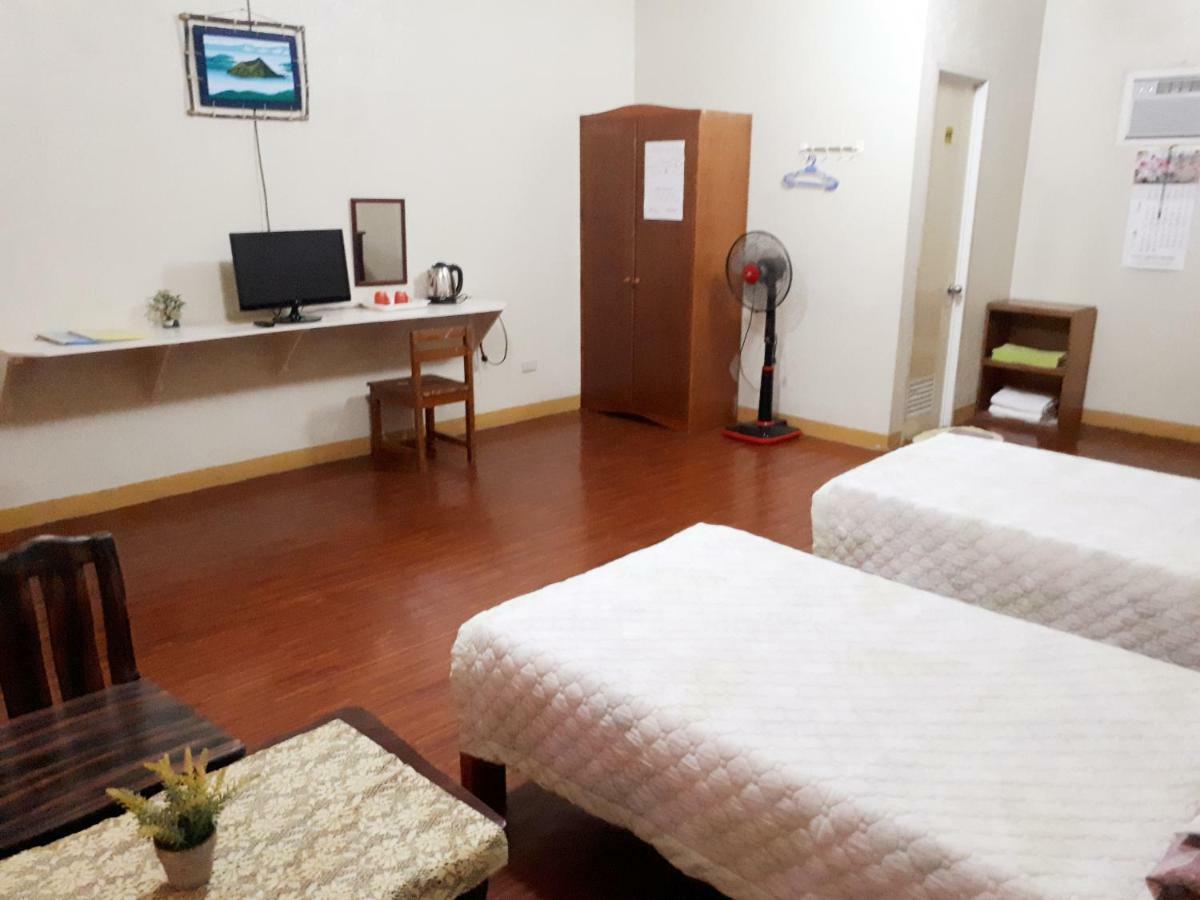 Minine Guesthouse Silang エクステリア 写真