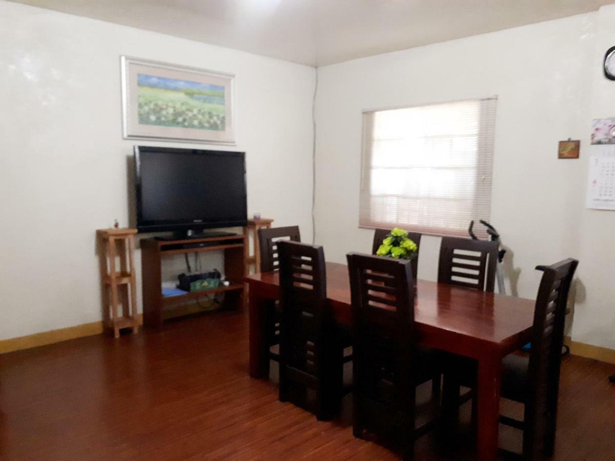 Minine Guesthouse Silang エクステリア 写真