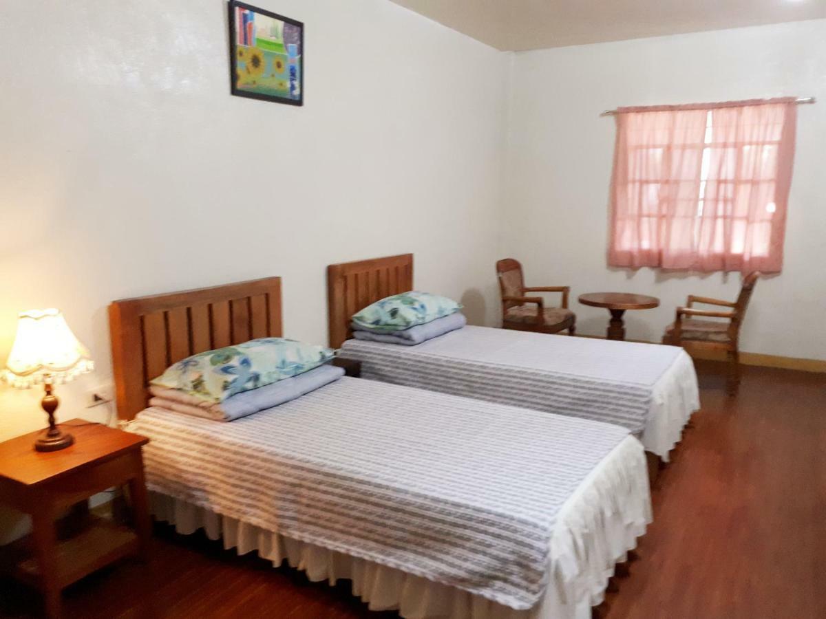 Minine Guesthouse Silang エクステリア 写真