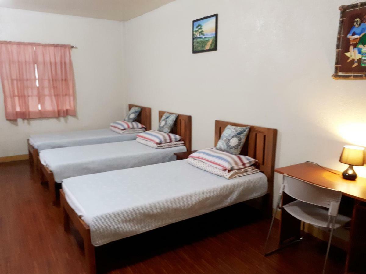 Minine Guesthouse Silang エクステリア 写真