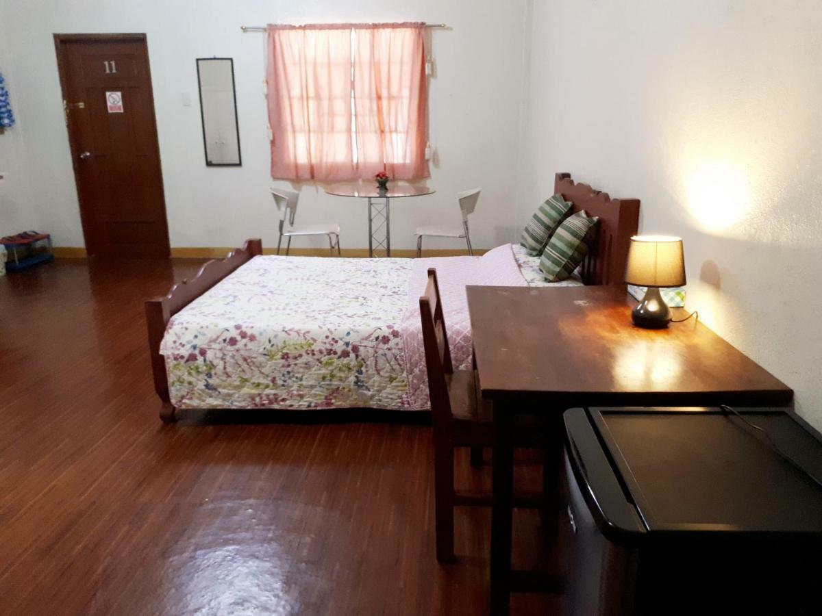 Minine Guesthouse Silang エクステリア 写真