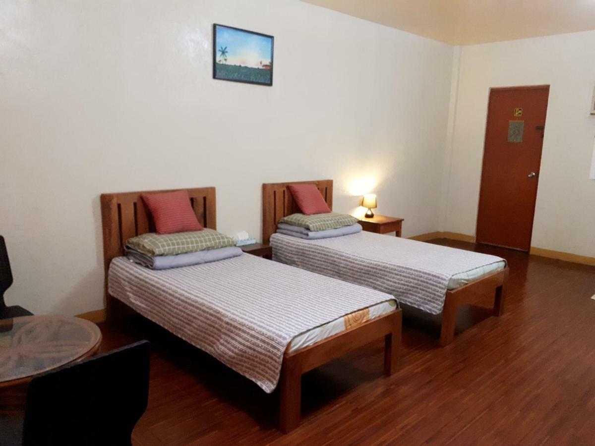 Minine Guesthouse Silang エクステリア 写真