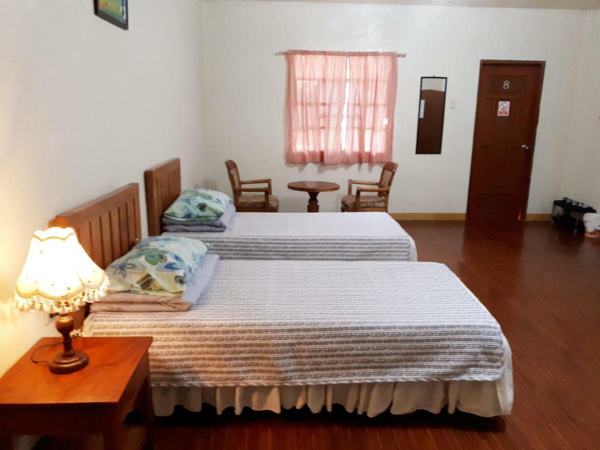 Minine Guesthouse Silang エクステリア 写真