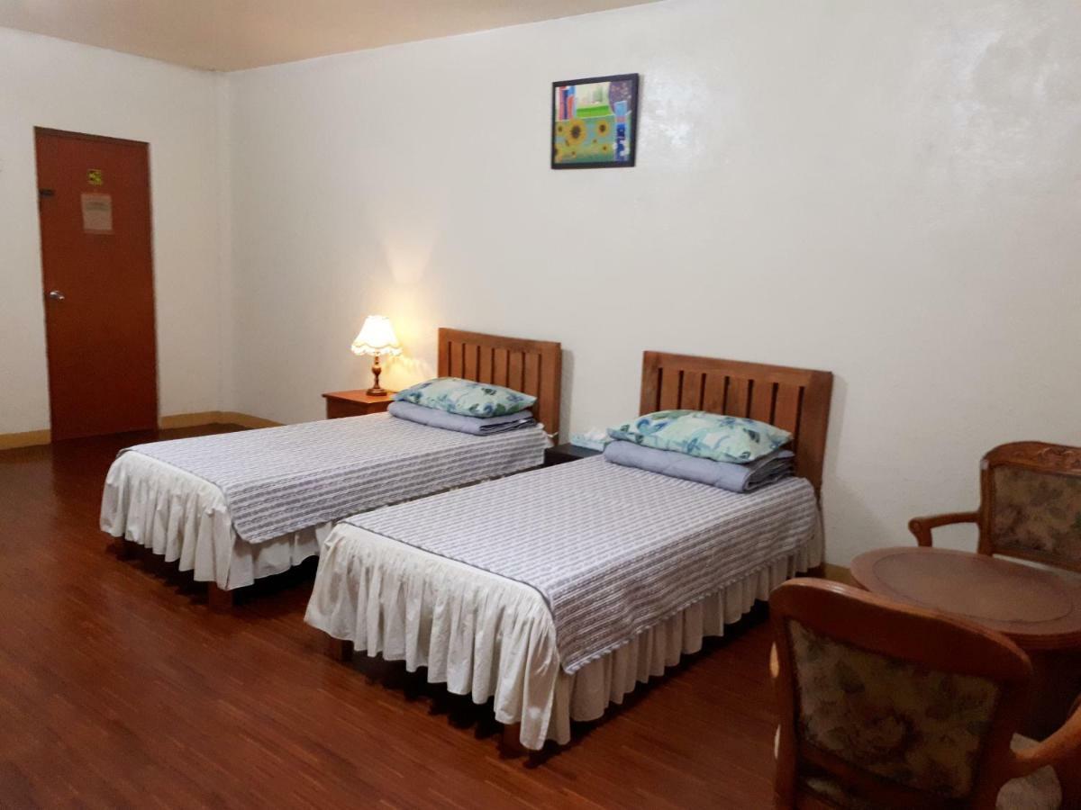 Minine Guesthouse Silang エクステリア 写真
