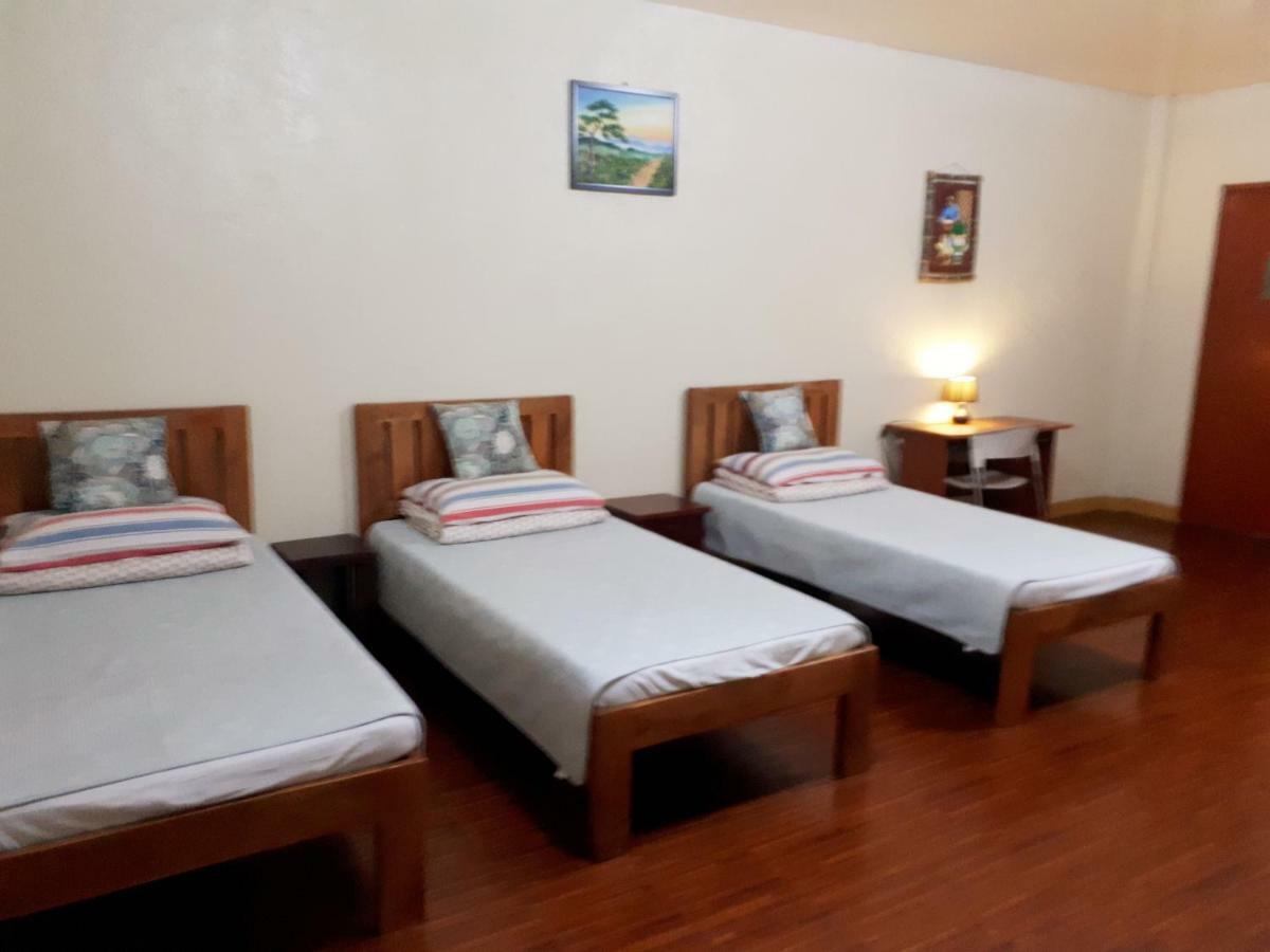 Minine Guesthouse Silang エクステリア 写真