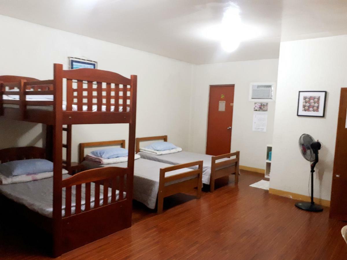 Minine Guesthouse Silang エクステリア 写真