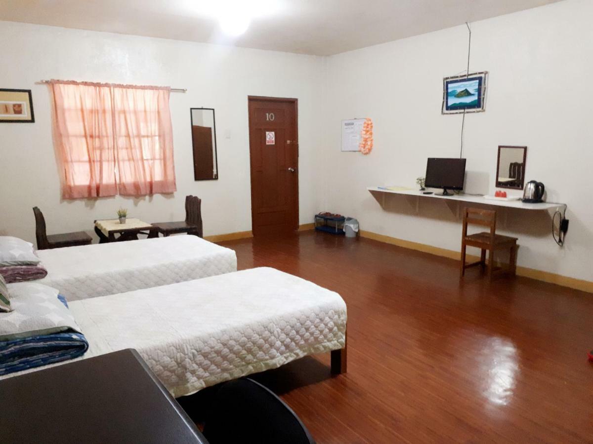 Minine Guesthouse Silang エクステリア 写真
