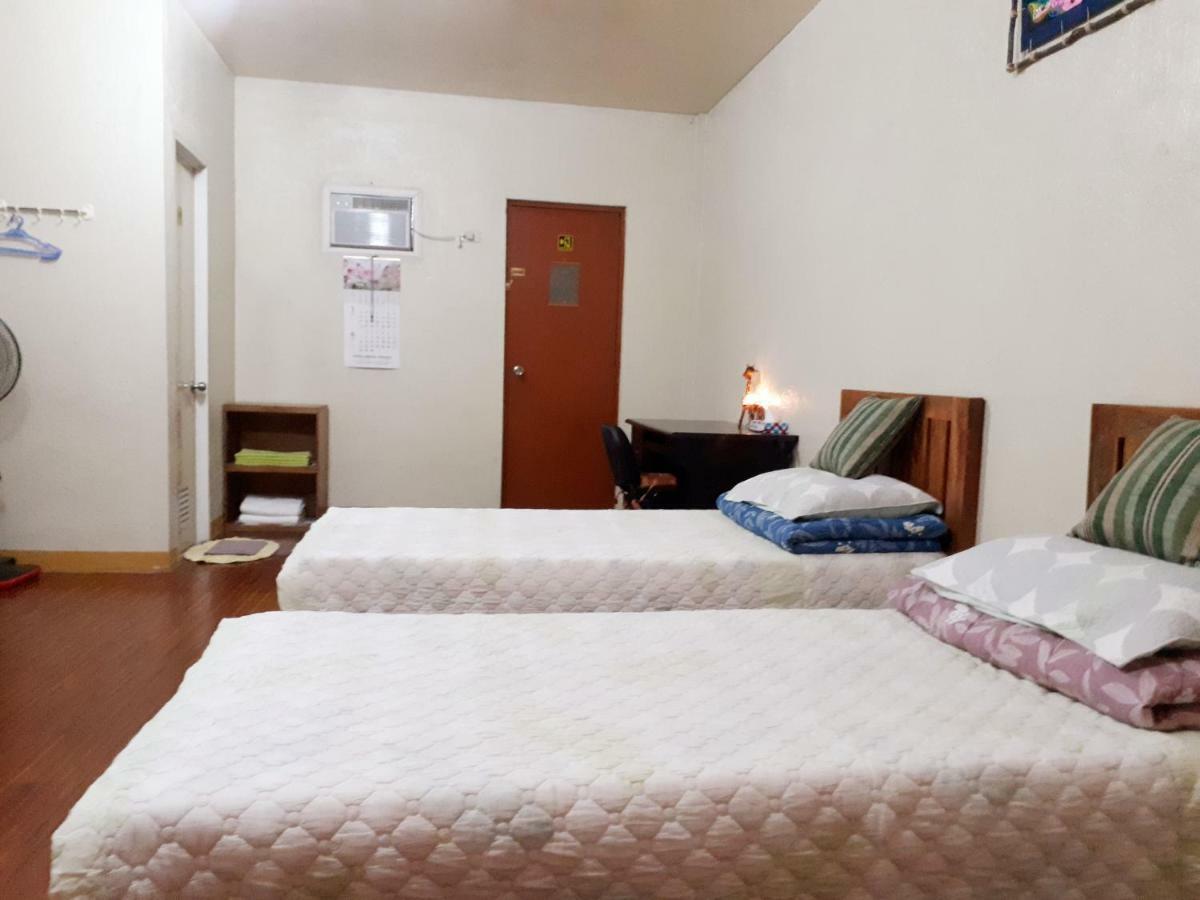 Minine Guesthouse Silang エクステリア 写真