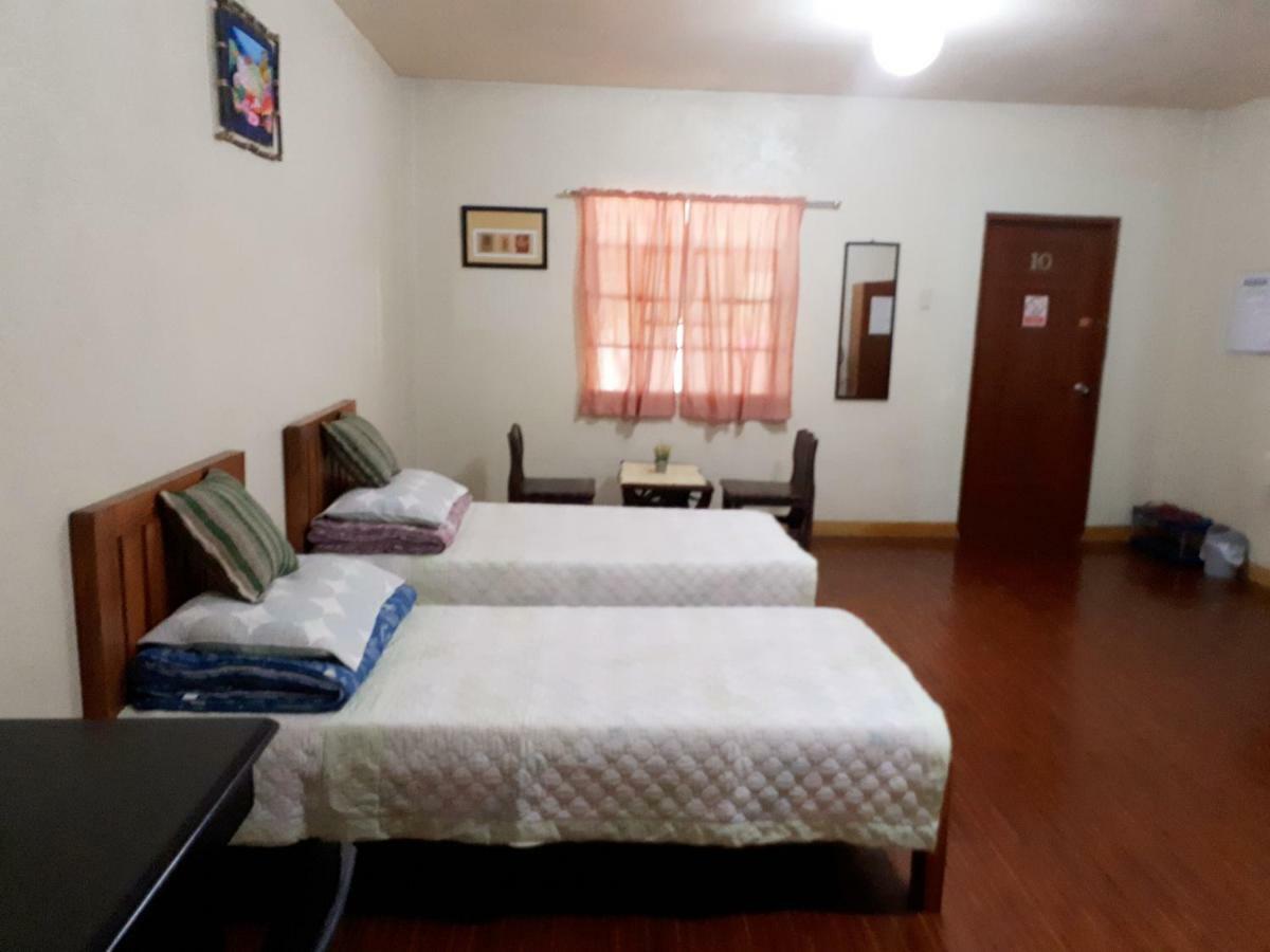 Minine Guesthouse Silang エクステリア 写真