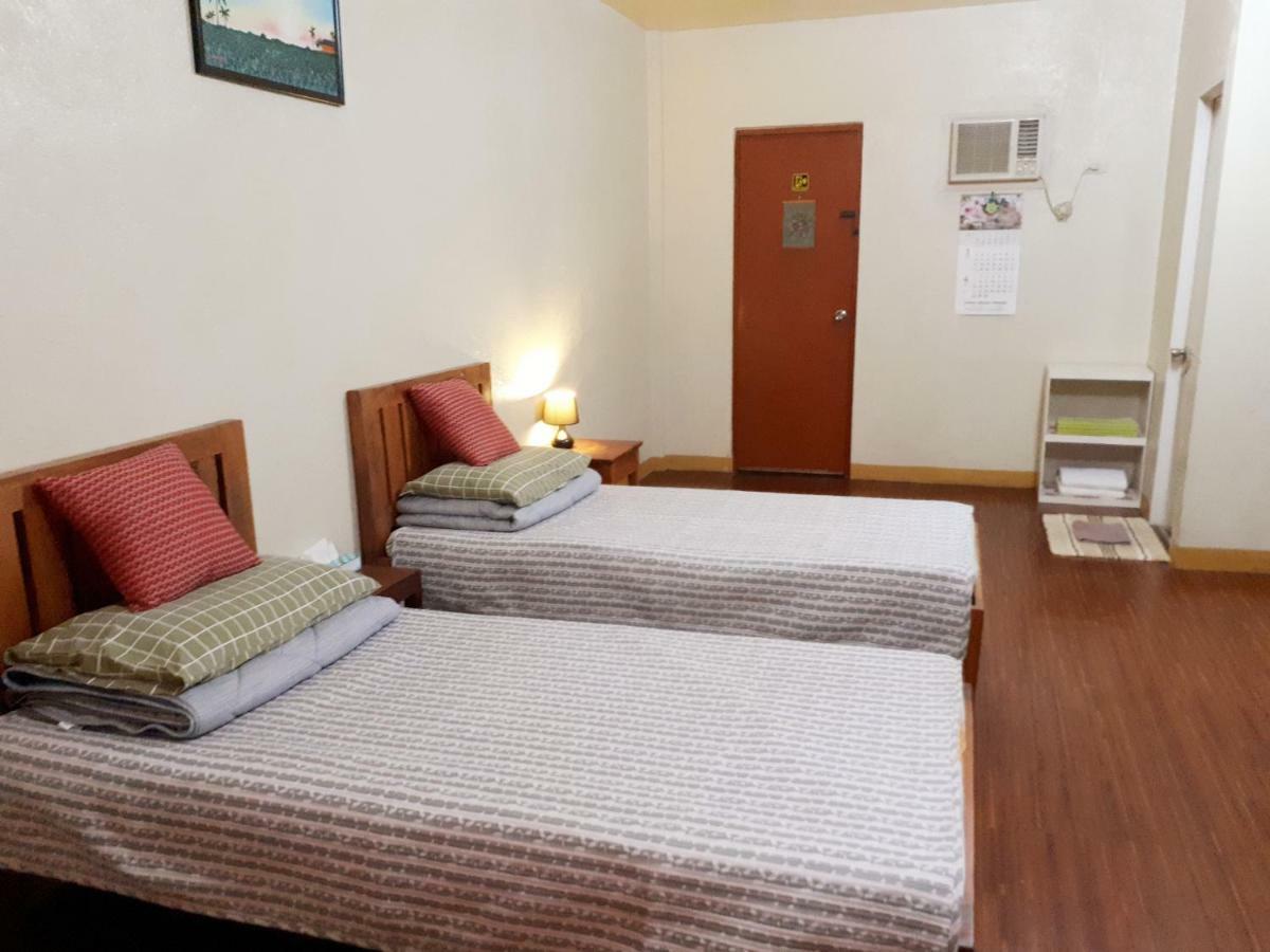 Minine Guesthouse Silang エクステリア 写真