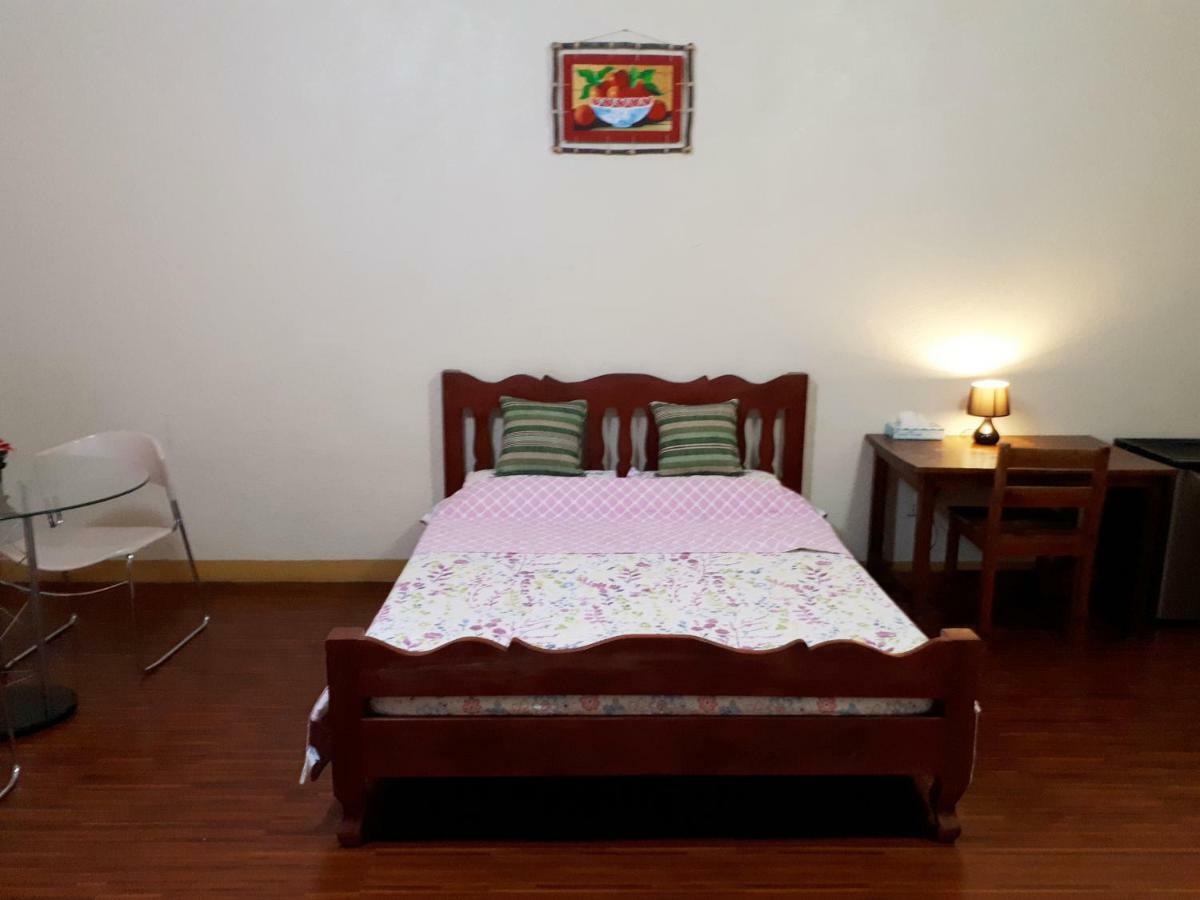 Minine Guesthouse Silang エクステリア 写真