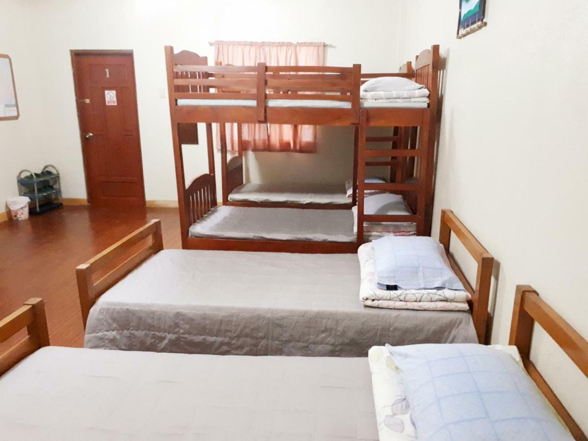 Minine Guesthouse Silang エクステリア 写真