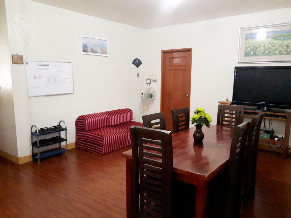 Minine Guesthouse Silang エクステリア 写真