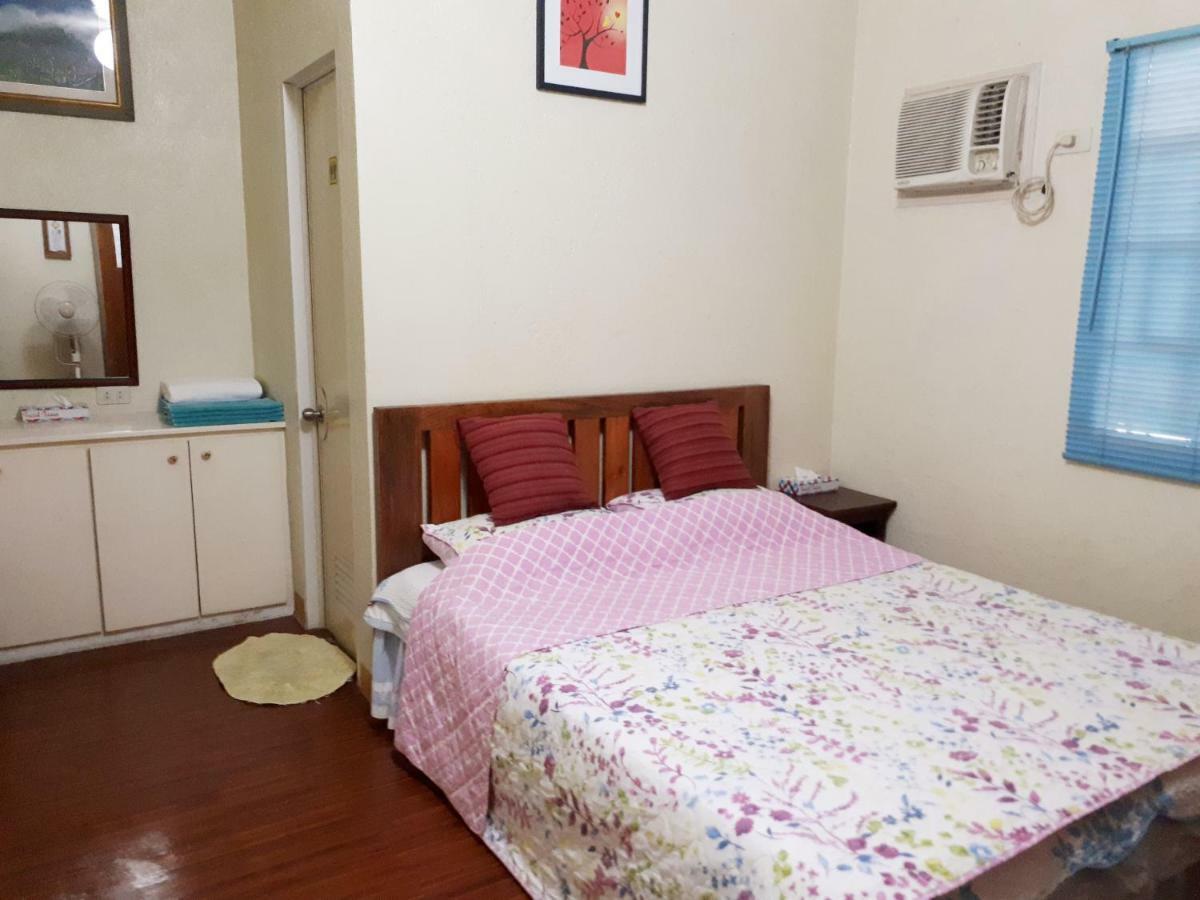 Minine Guesthouse Silang エクステリア 写真