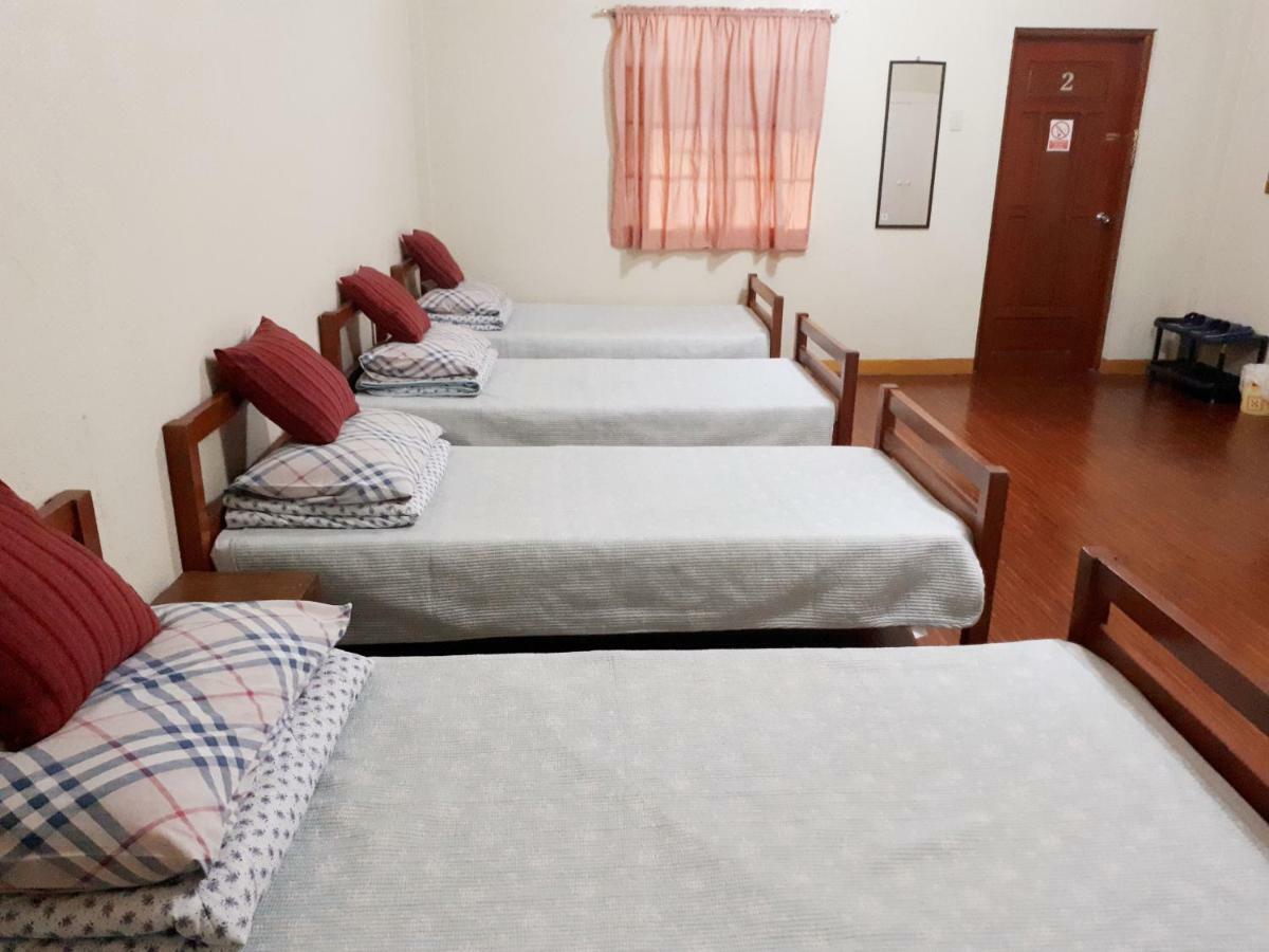 Minine Guesthouse Silang エクステリア 写真