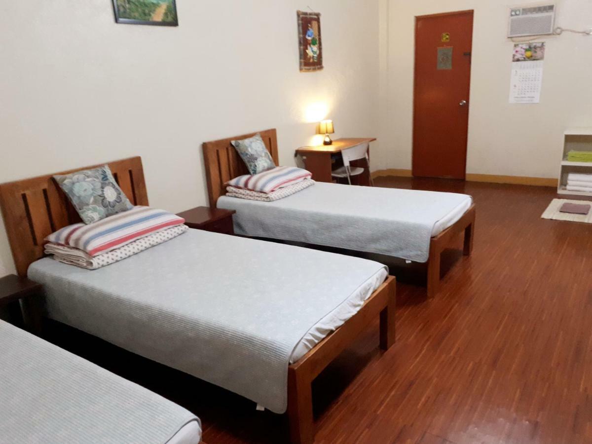 Minine Guesthouse Silang エクステリア 写真