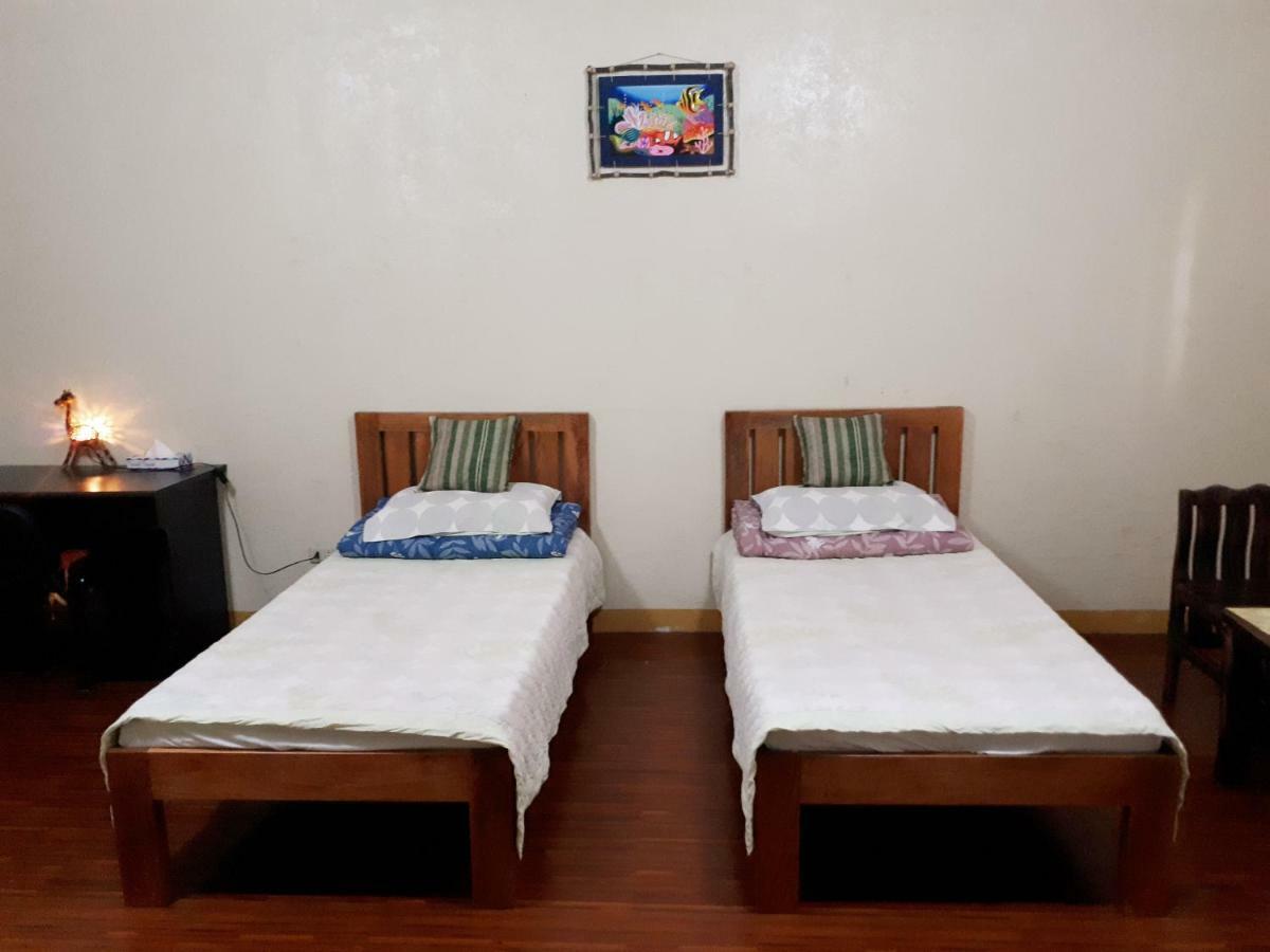 Minine Guesthouse Silang エクステリア 写真