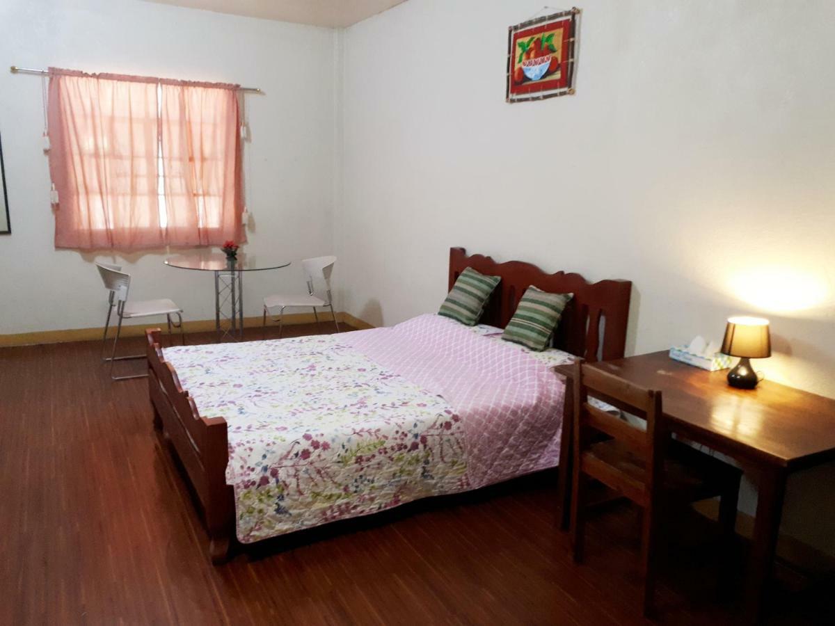 Minine Guesthouse Silang エクステリア 写真