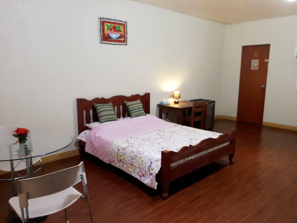 Minine Guesthouse Silang エクステリア 写真